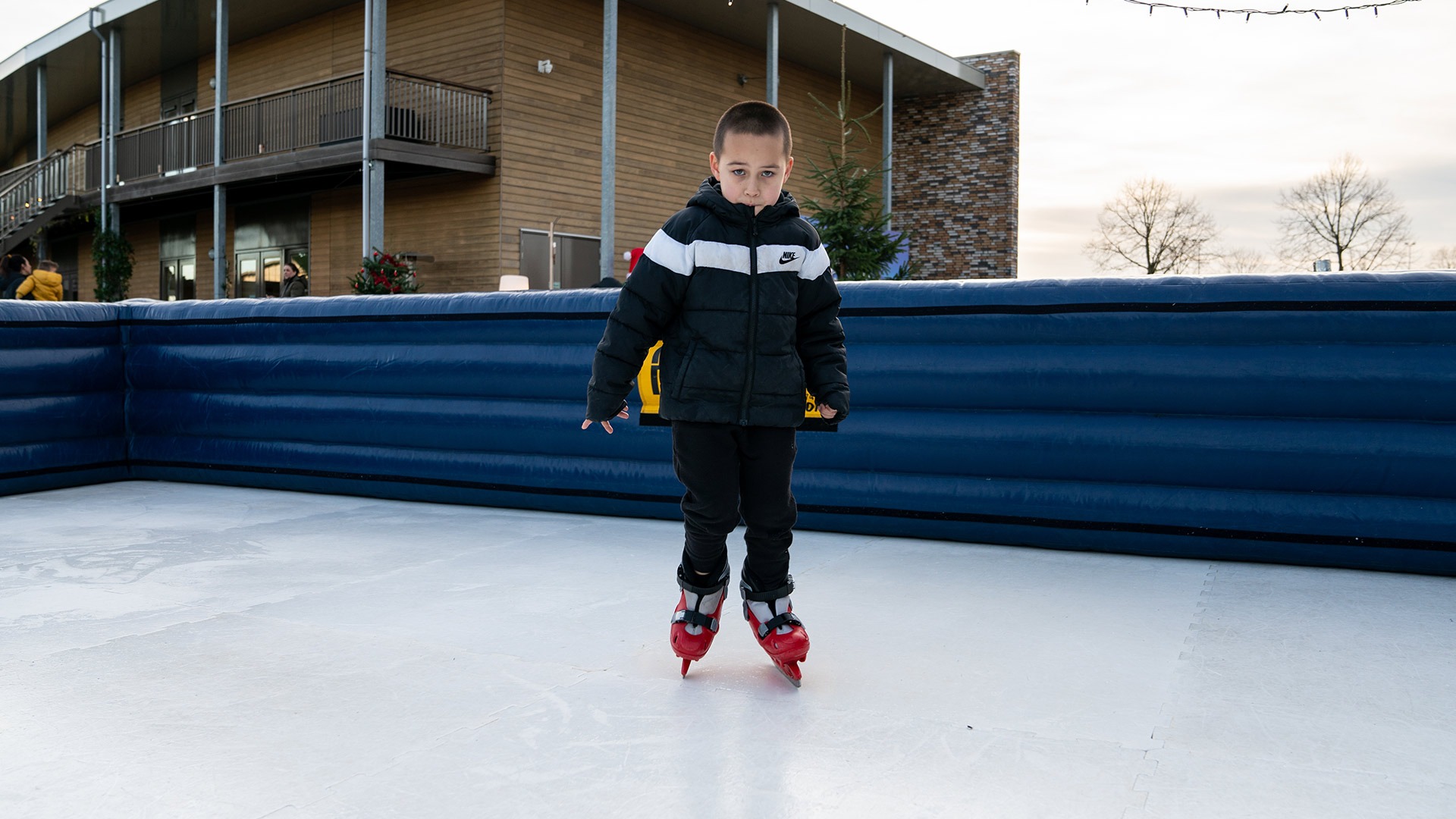 Winteractiviteit bij kinderopvang Kids Lodge, kind schaatst op de ijsbaan