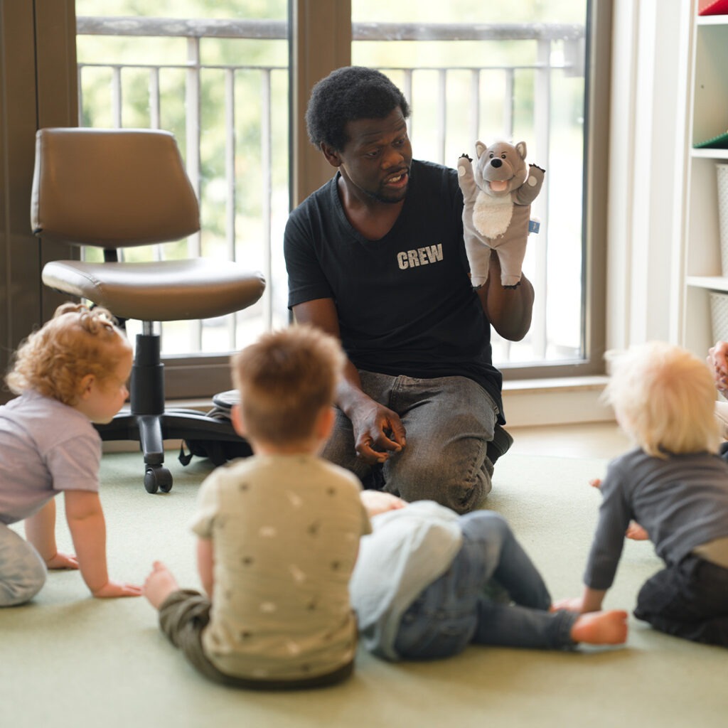 Pedagogisch medewerker van Kids Lodge speelt met peuters