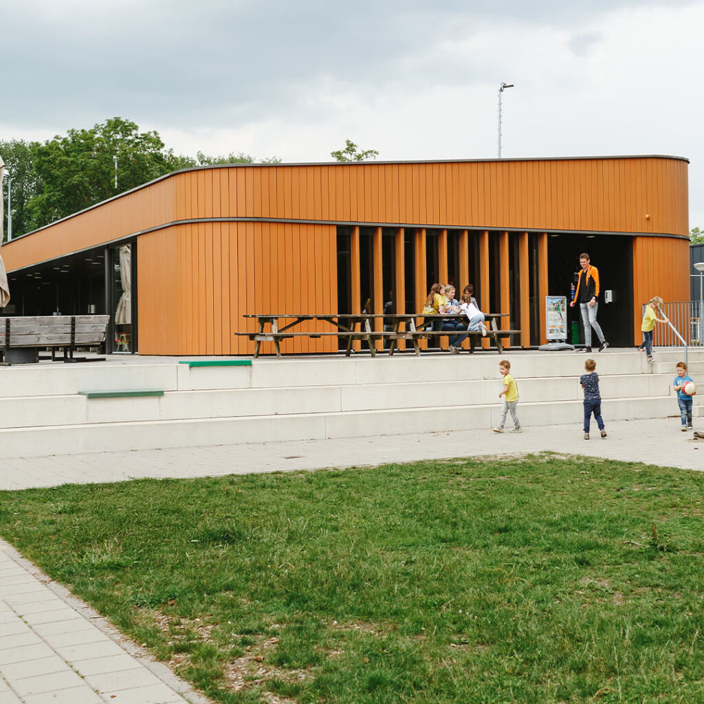 Buitenplaats met stenen trap en picknicktafels in locatie IJsseloever in IJsselstein