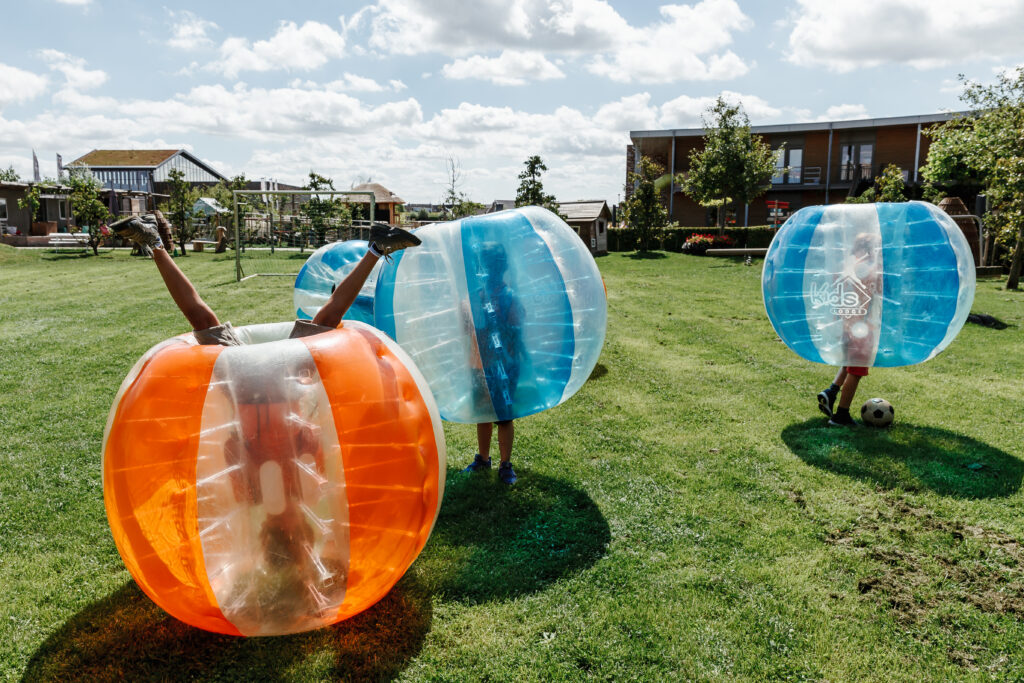Kinderen spelen bumpball bij Kids Lodge BSO