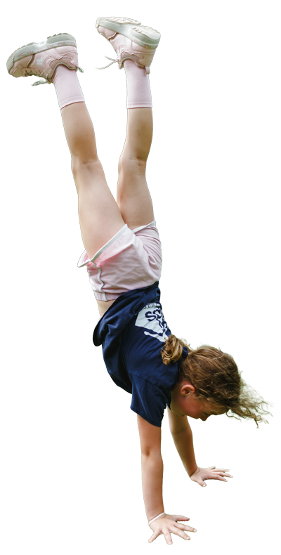 Kind doet handstand