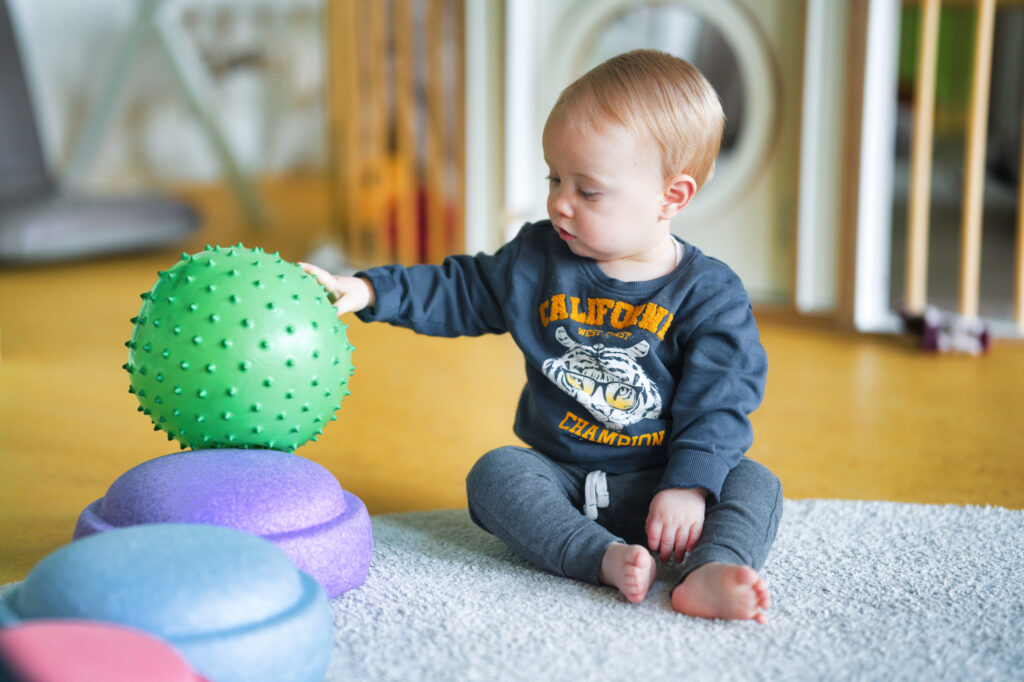 Baby speelt met bal op locatie Bereboot in Helmond van Kids Lodge