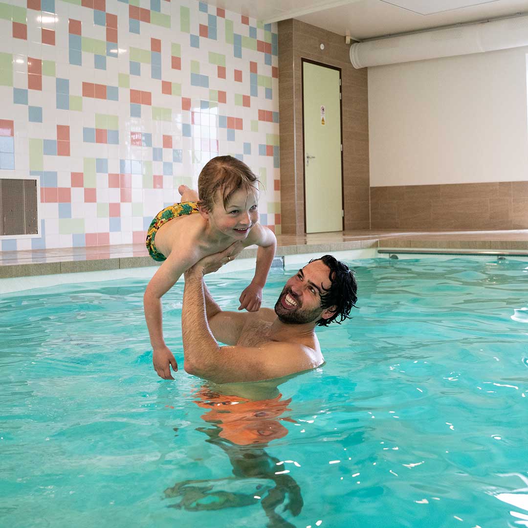 Badmeester gooit kind in het zwembad van Kids Lodge