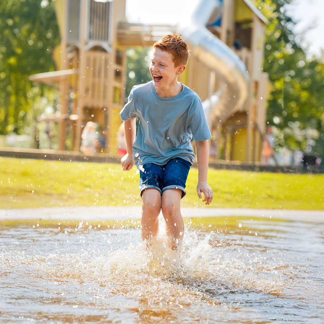 Kind heeft waterpret bij BSO Kids Lodge
