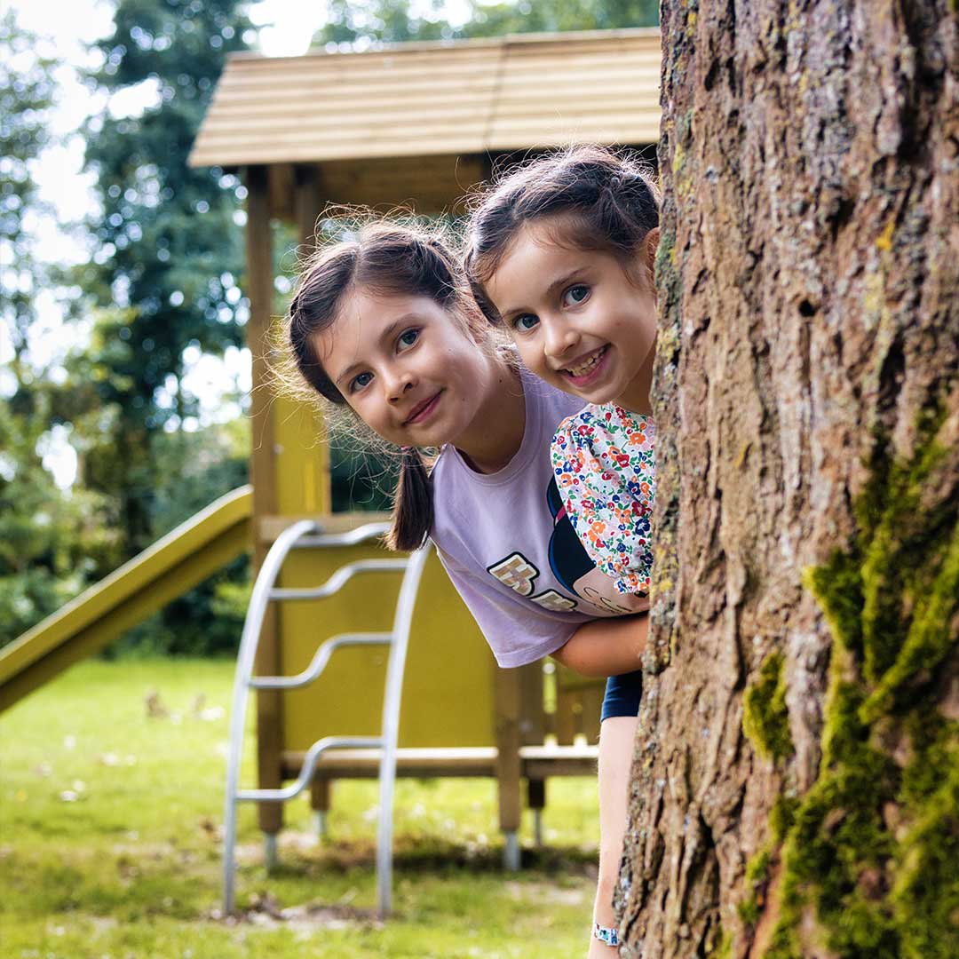Twee kinderen spelen buiten bij Kids Lodge