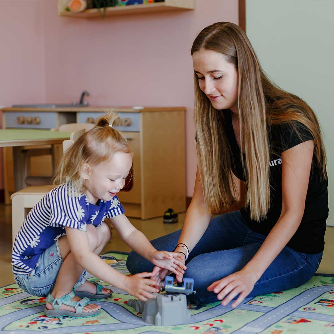 Pedagogisch medewerker van Kids Lodge speelt met een kind