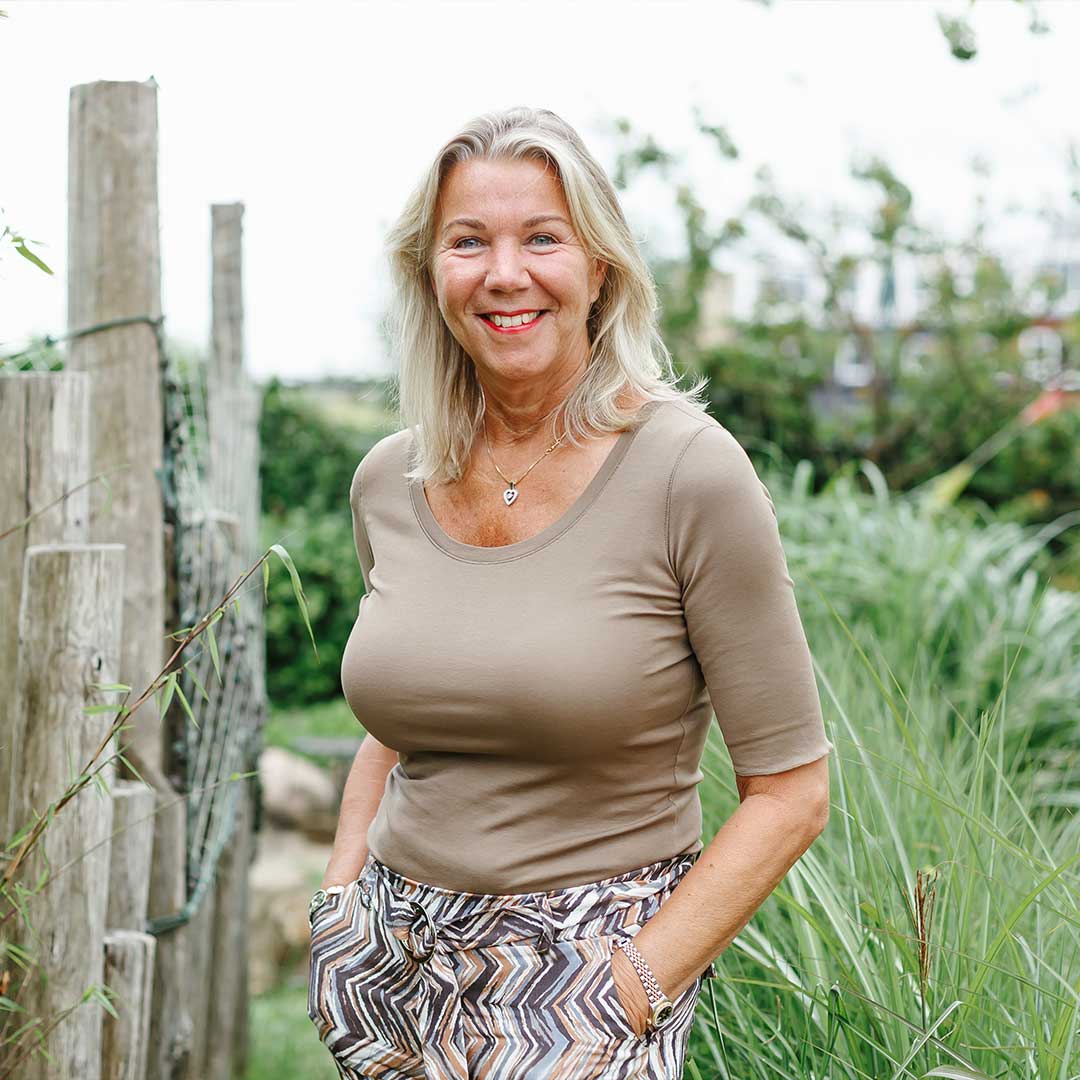 Kids Lodge oprichter Louise poseert in de groene tuin