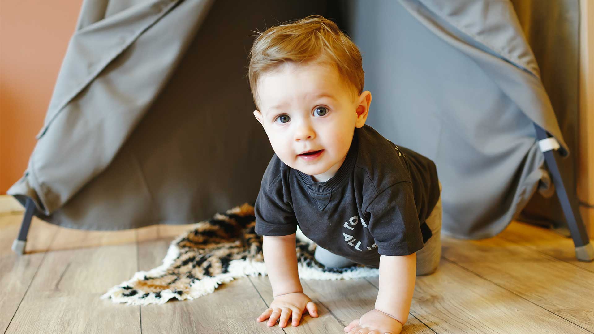 Peuter kruipt uit een tent bij Kids Lodge