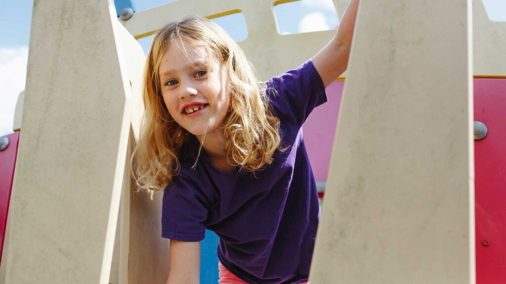 Kind speelt op een klimrek bij BSO Kids Lodge