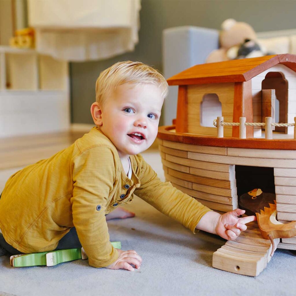 Peuter speelt met boot op Kids Lodge kinderopvang