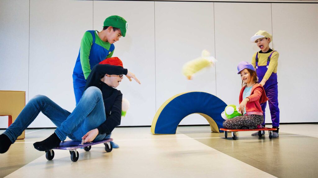 Kinderen gooien zachte obstakels naar elkaar tijd een wedstrijdje levend Super Mario kart