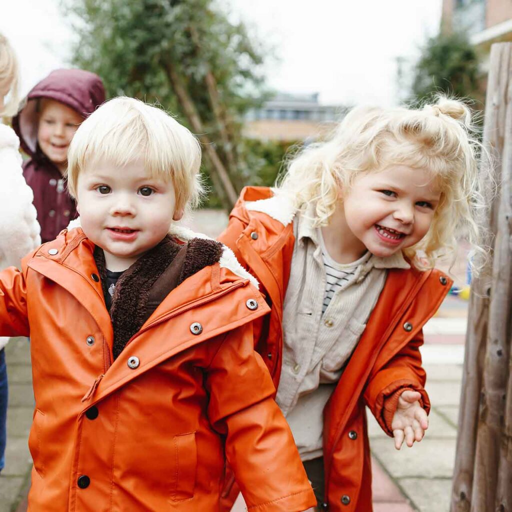 Twee kindjes bij Kids Lodge spelen buiten op locatie In de Rups