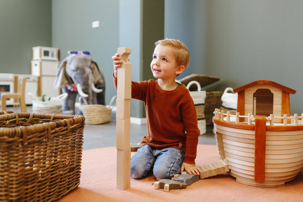 Jongetje bouwt een toren op locatie In de Rups in Zeist bij kinderopvang Kids Lodge