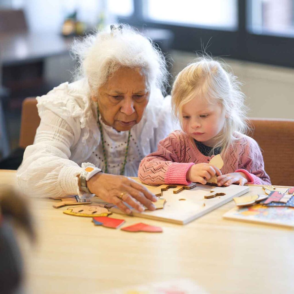 Samenwerking tussen Kids Lodge en Warande, samen puzzelen met een kind
