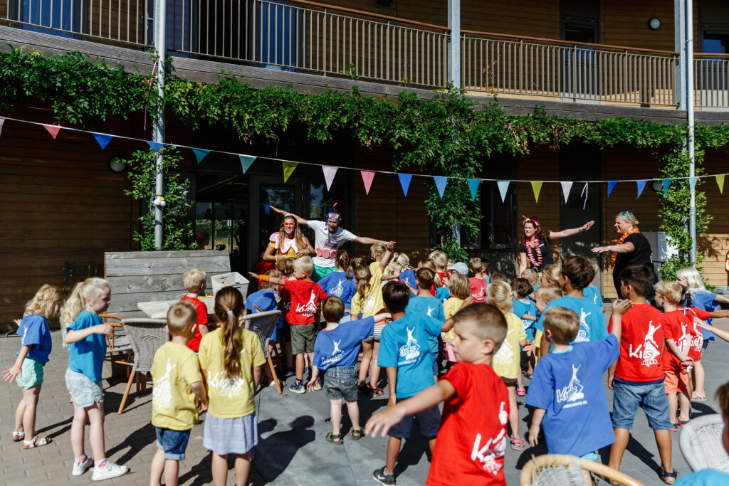 Op het plein van locatie Hefbrug in Houten wordt met een grote groep kinderen gedanst