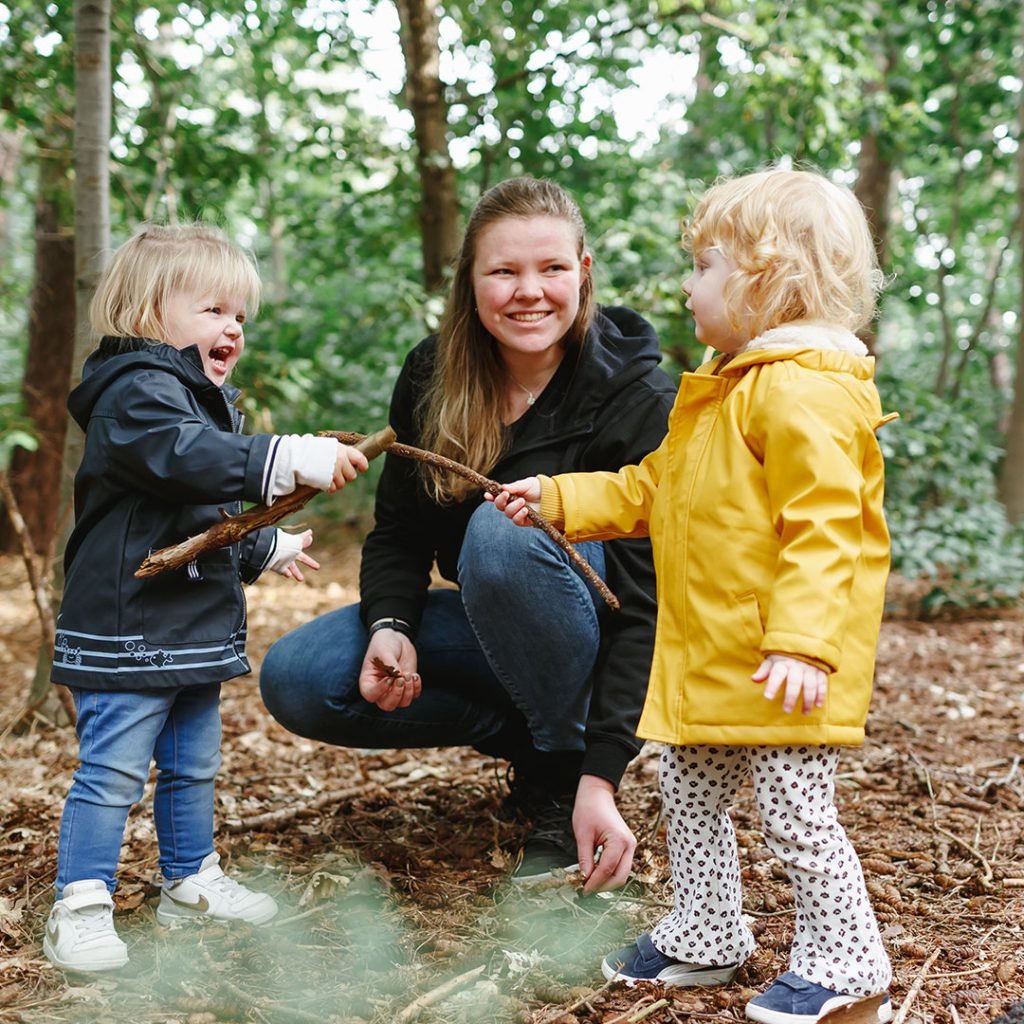 Pedagogisch medewerker van Kids Lodge speelt met kleuters