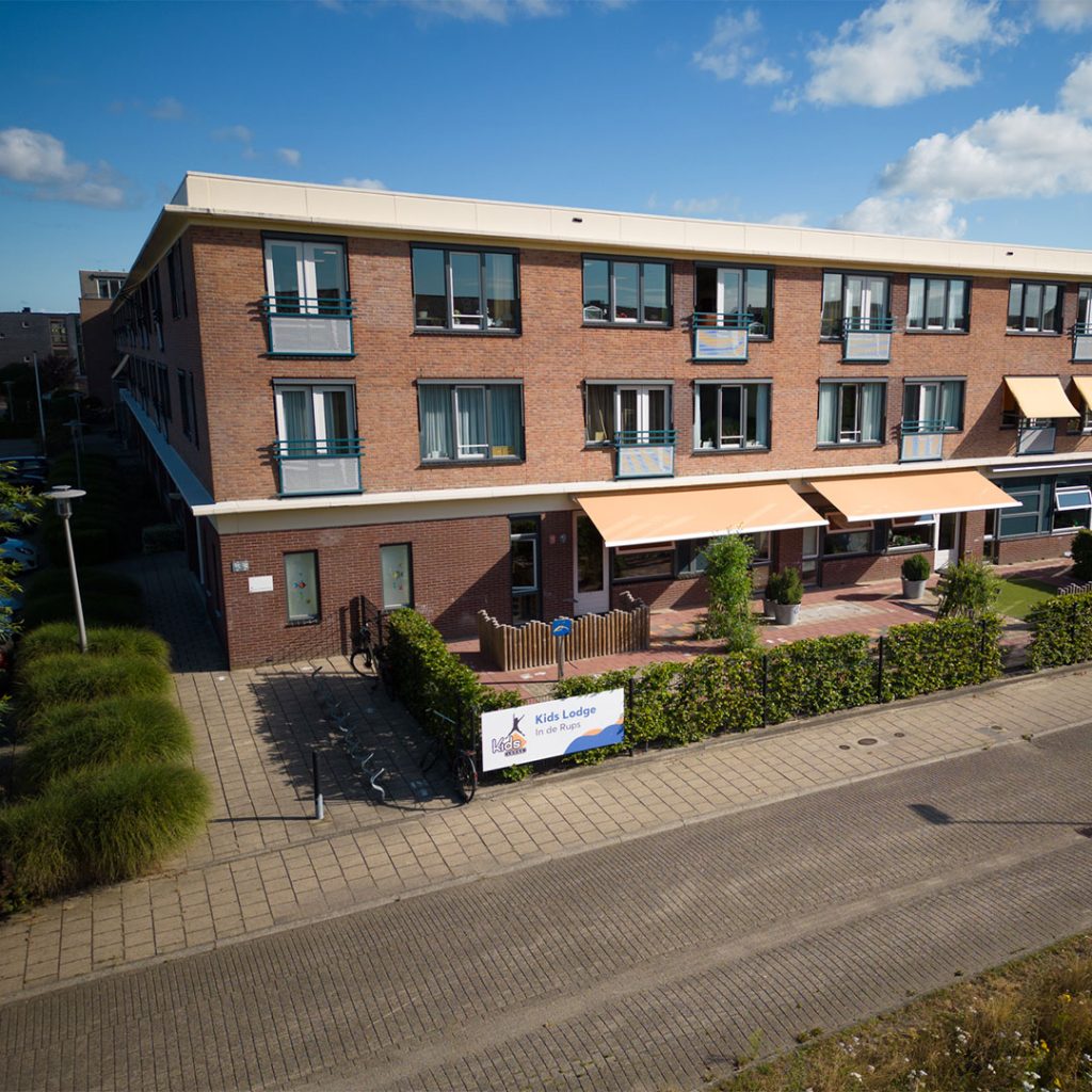 Gevel en buitenplaats van de locatie In De Rups in Houten