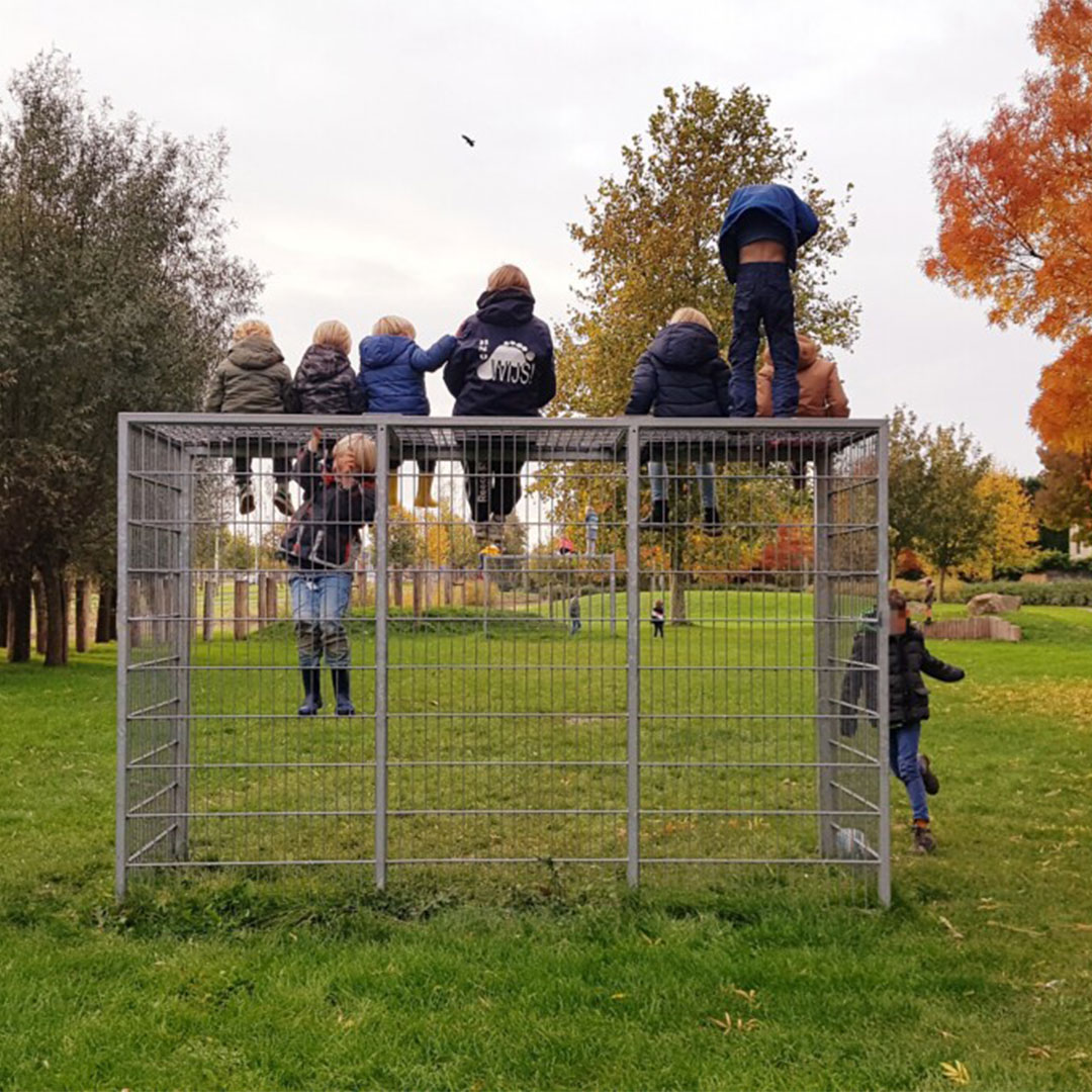 Kinderen spelen en klimmen samen buiten bij Kids Lodge