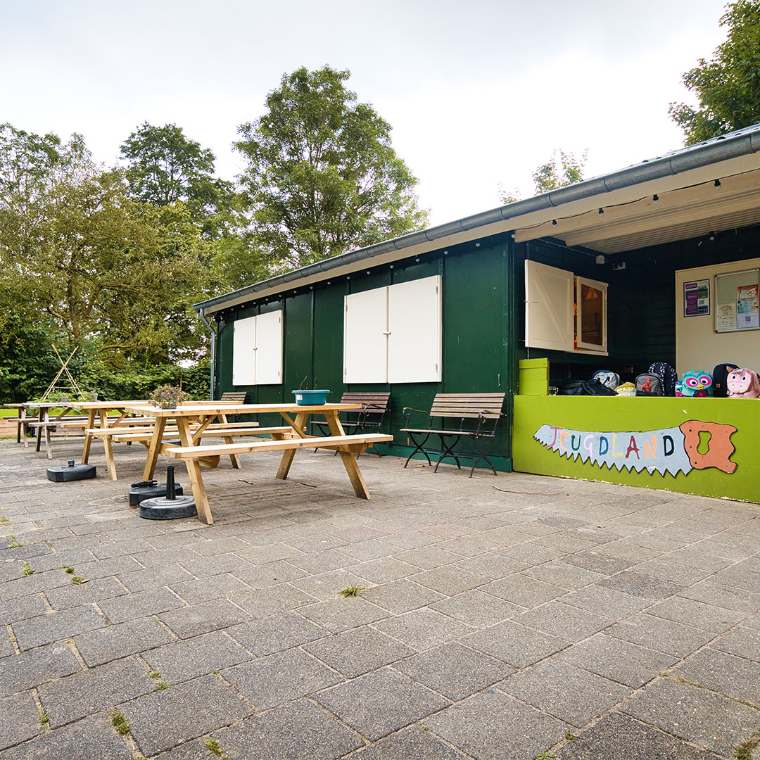 Buitenplaats met picknicktafels bij locatie Jeugdland in Nieuwegein