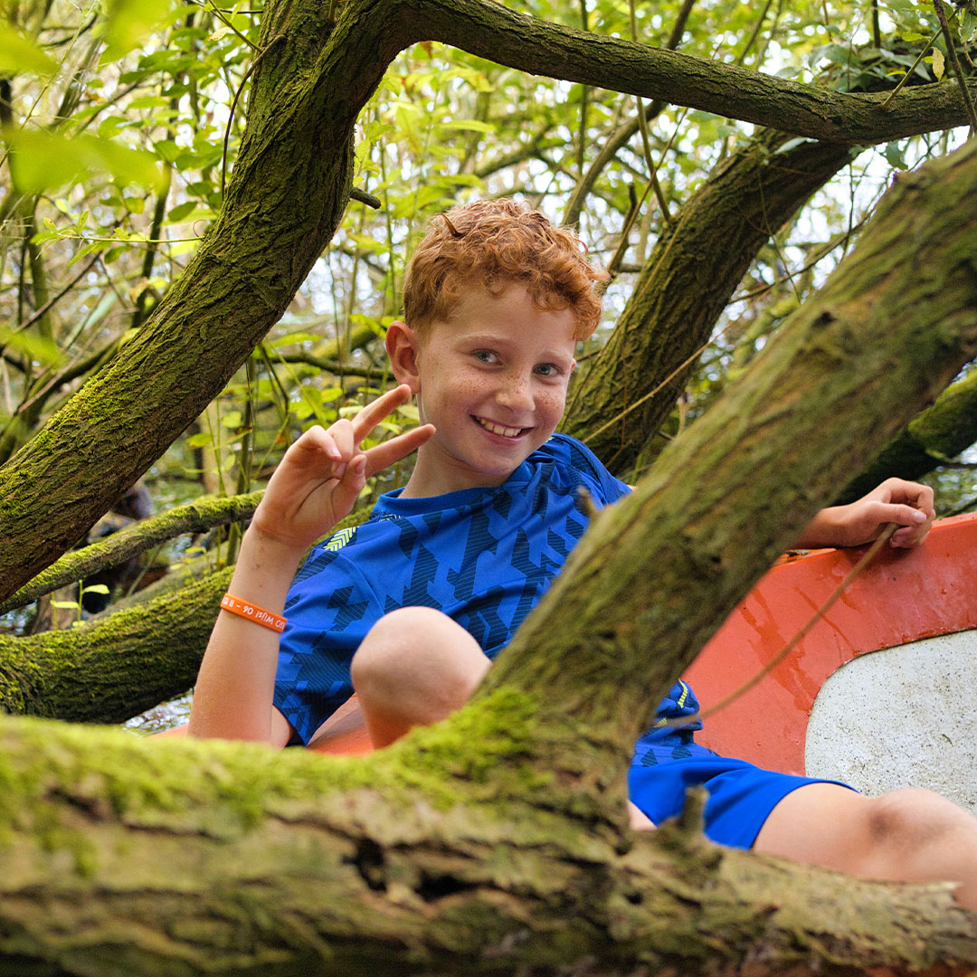 Jongen geniet van buitenactiviteit bij Kids Lodge