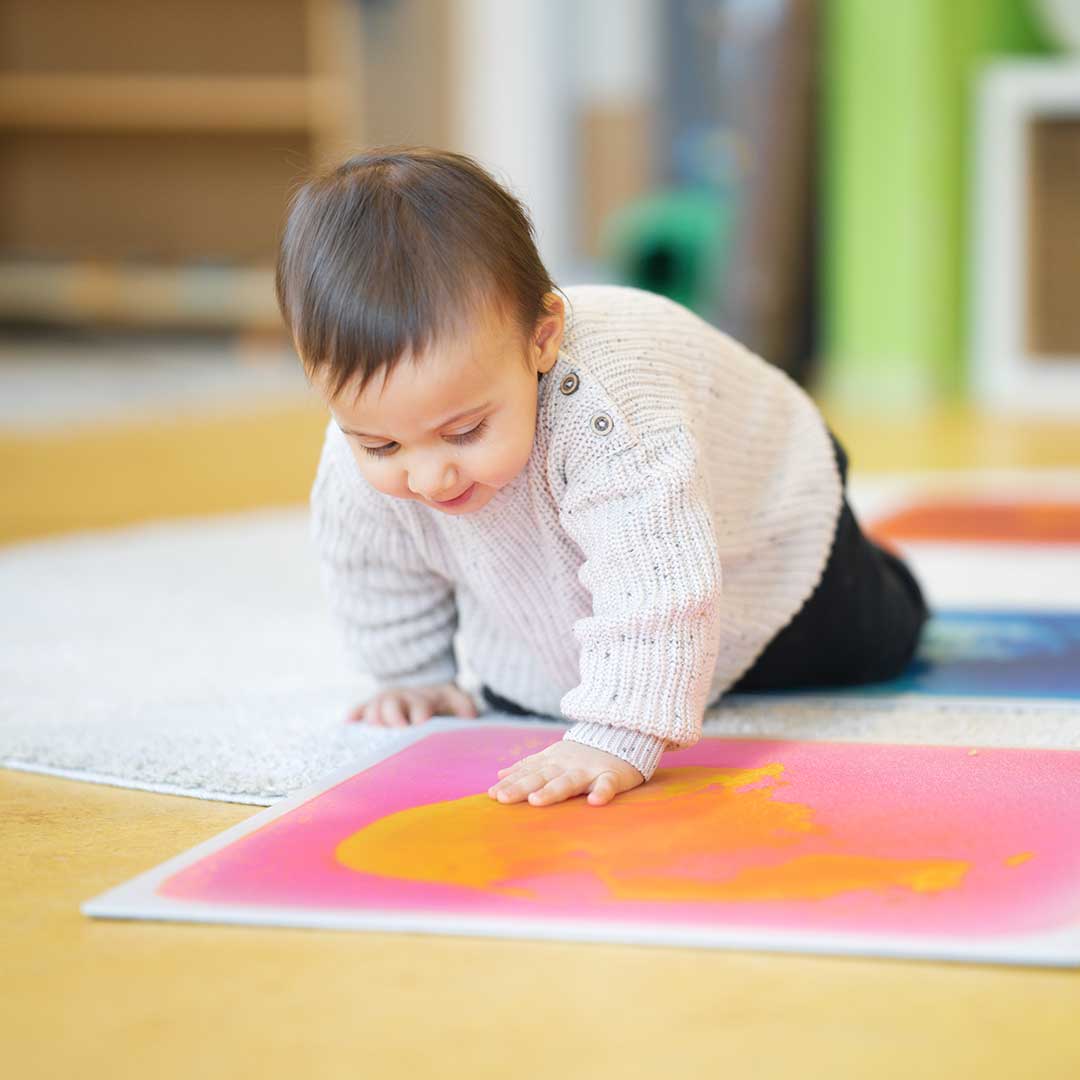 Peuter speelt op kinderopvang bij Kids Lodge
