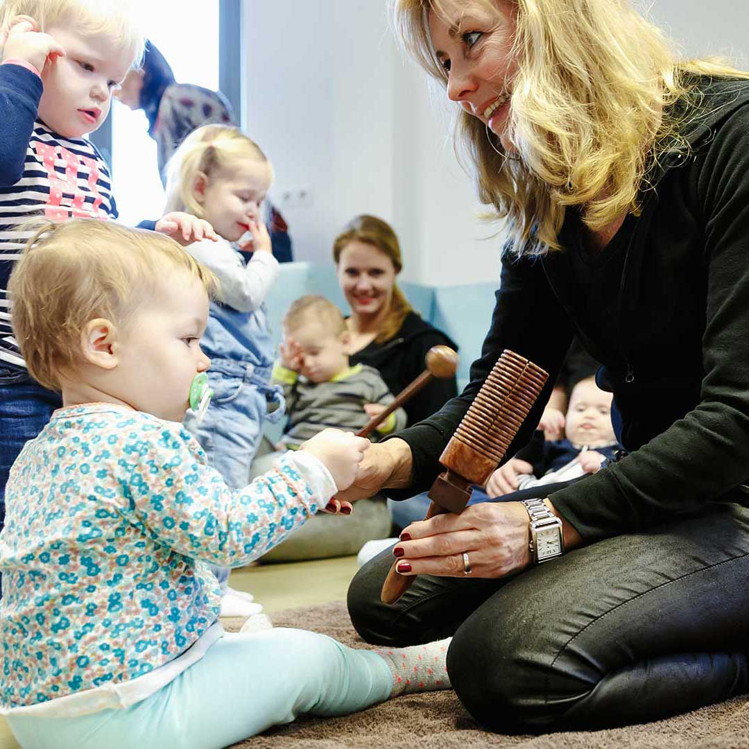 Muzikale activiteit bij kinderopvang KidsLodge, baby maakt muziek
