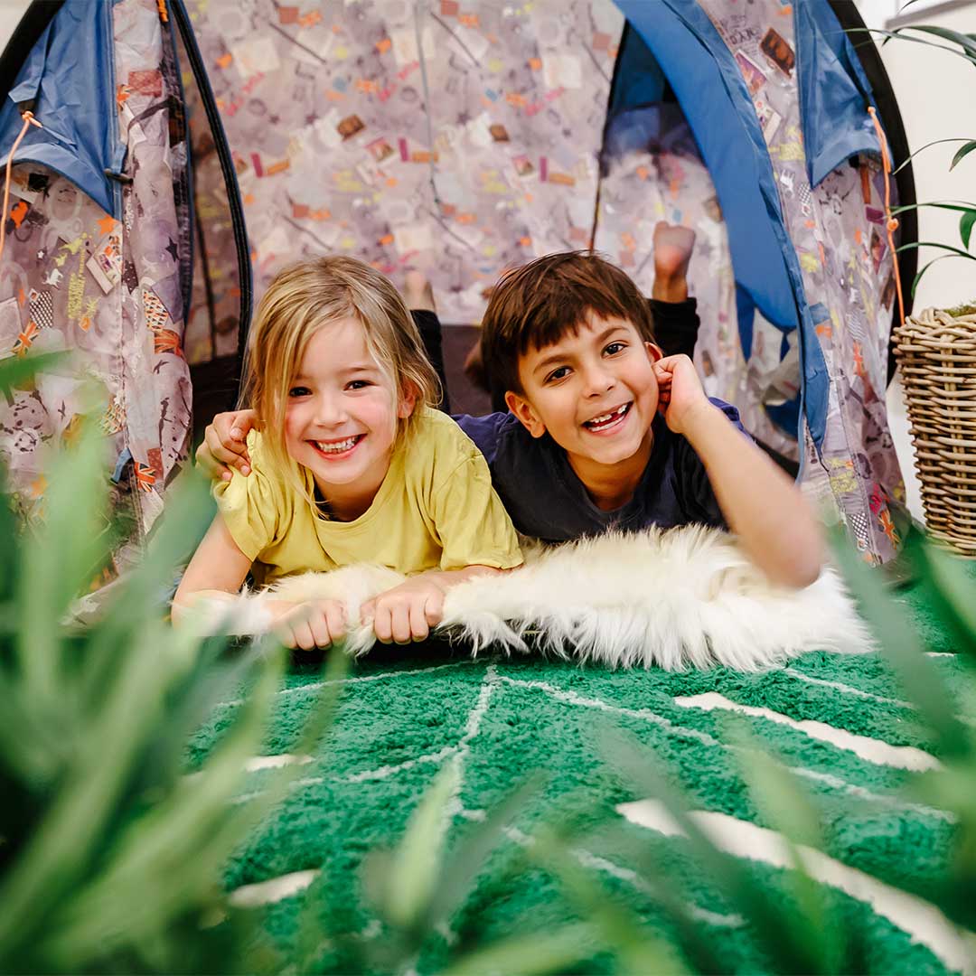 Jongen en meisje samen in een tent bij BSO Kids Lodge