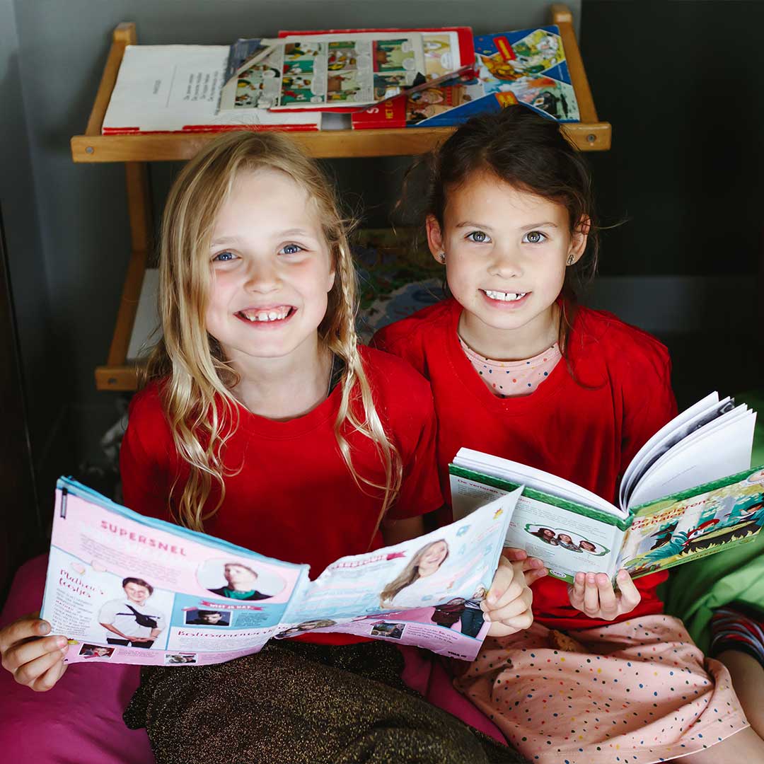 Twee meiden lezen een tijdschrijft bij Kids Lodge BSO
