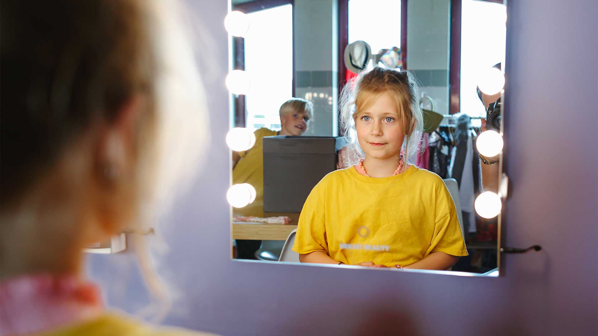 Meisje maakt zich klaar om Model voor een dag te zijn tijdens een kinderfeestje