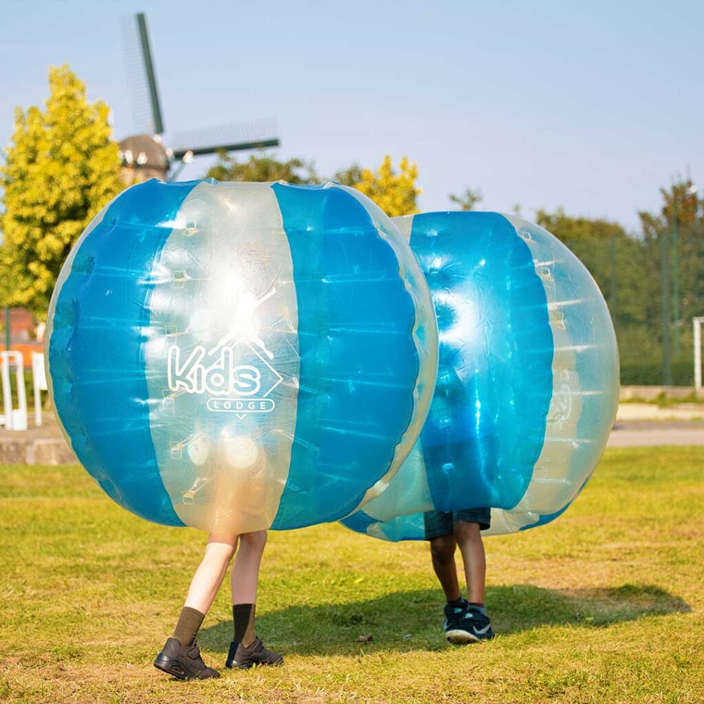 Kinderen spelen bumpball bij Kids Lodge BSO