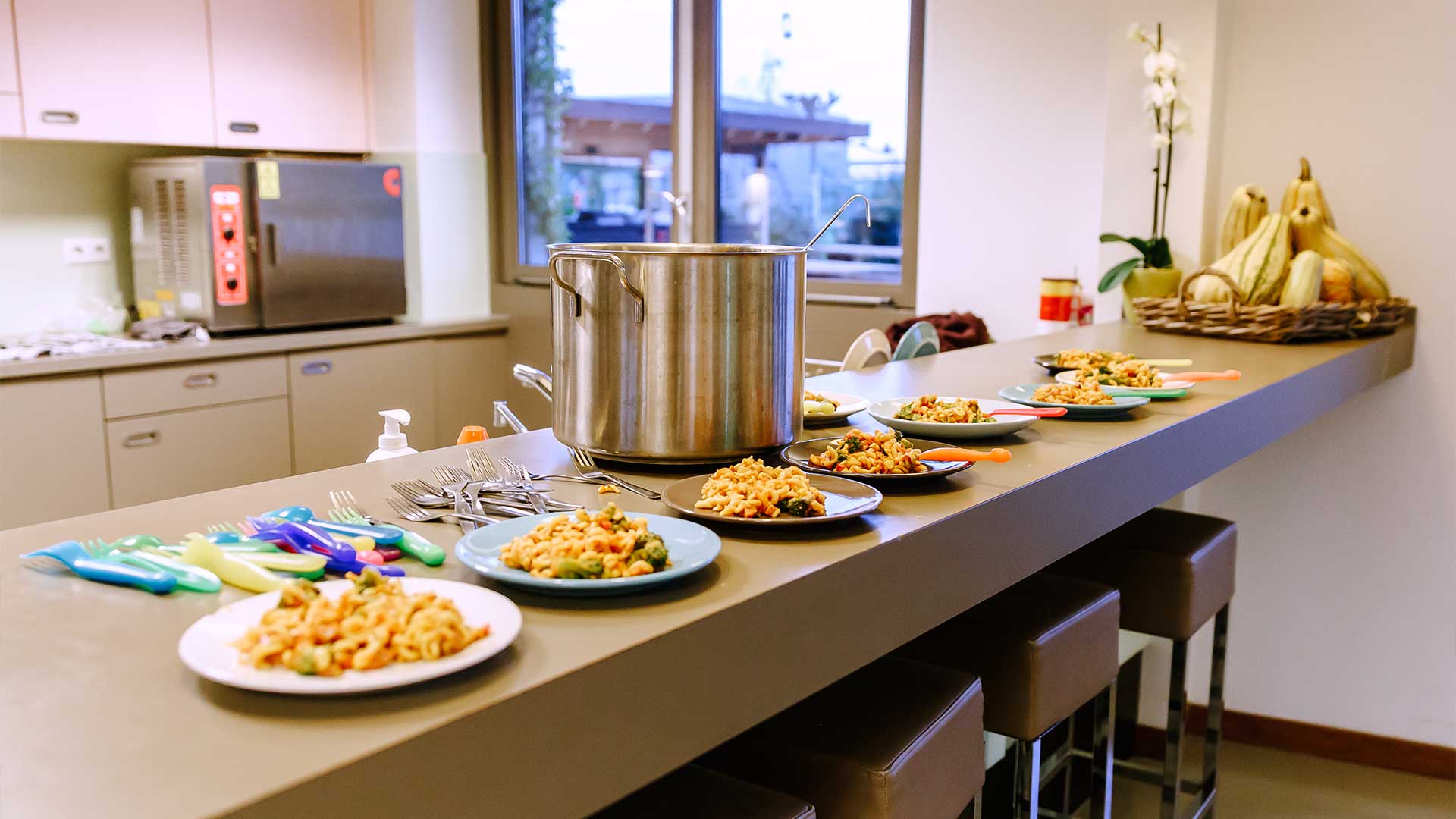 Het eten staat klaar voor de kinderen bij locatie Midlandia in Bunnik