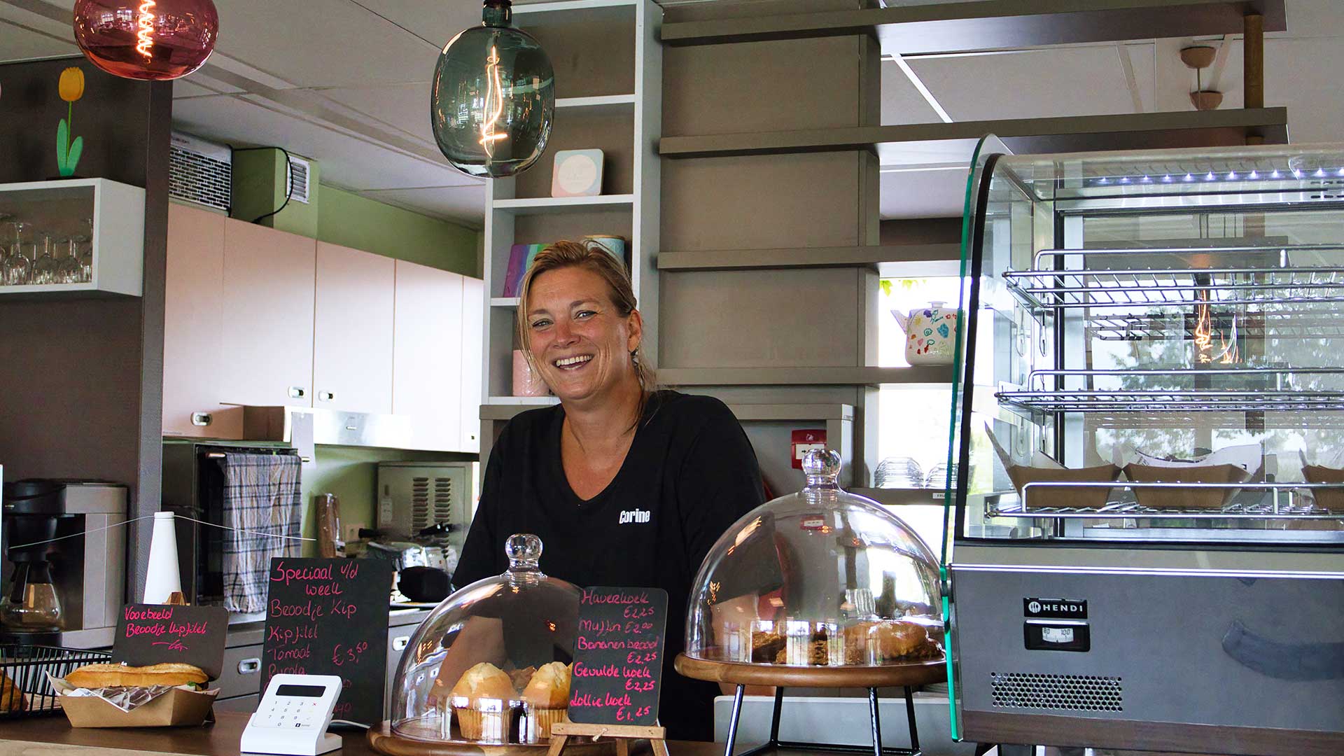 Kids Lodge medewerker staat in de keuken van locatie Midlandia in Bunnik