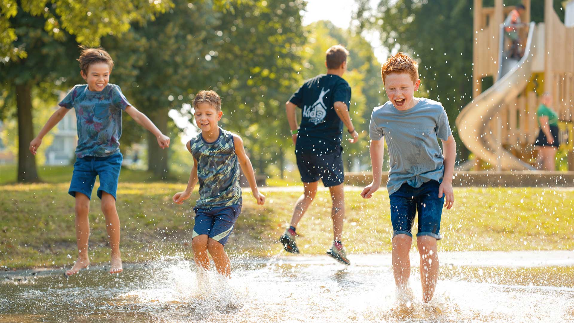 Kinderen spelen in het water in de speeltuin van Jeugdland in Nieuwegein