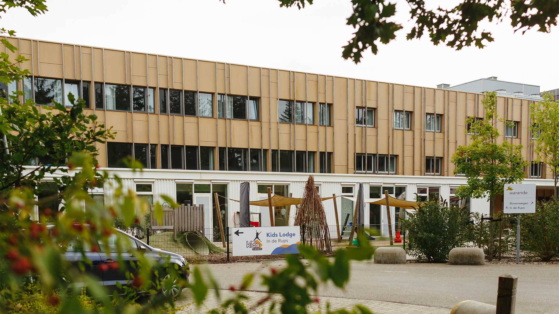 Buitenspeelplaats en parkeerterrein van locatie De Rups in Zeist