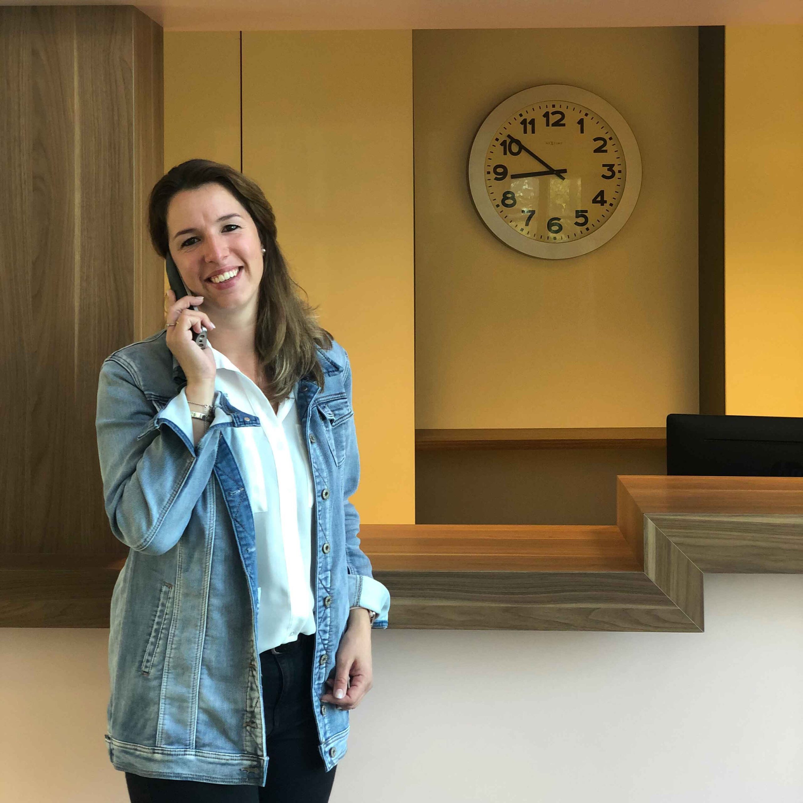 Kids Lodge medewerker Madelon aan de telefoon