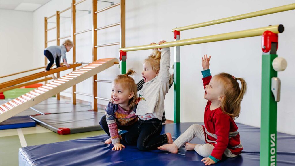 Kinderen van Kids Lodge spelen binnen op een klimrek
